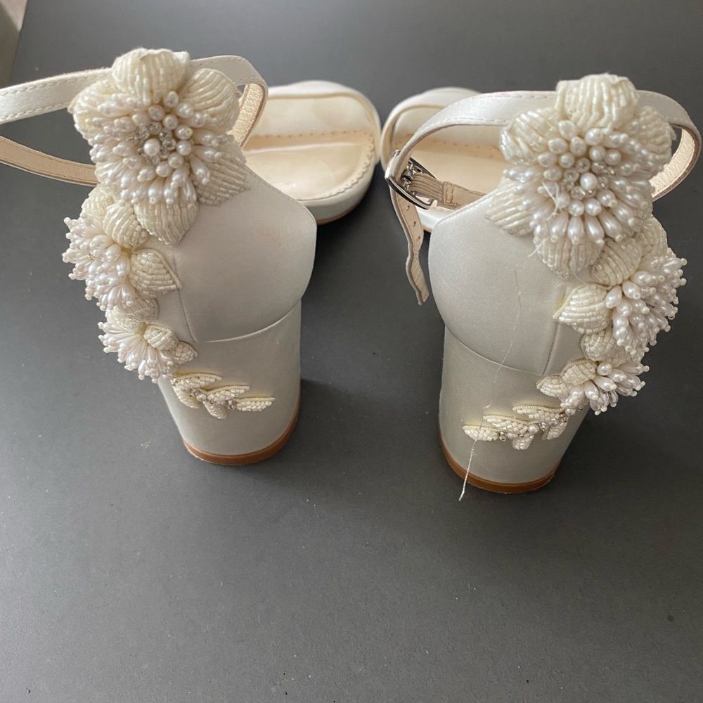 Bella Belle. Size 8. Comfort plus. Worn once. Originally $350 🙂